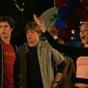Adam Brody, Benjamin McKenzie e Samaire Armstrong si divertono al Luna Park nell'episodio I sentimenti di The O.C.