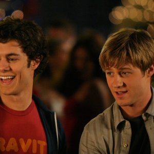 Adam Brody e Benjamin McKenzie al Luna Park nell'episodio I sentimenti di The O.C.