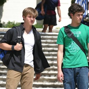 Benjamin McKenzie e Adam Brody in una scena dell'episodio Il salvataggio di The O.C.