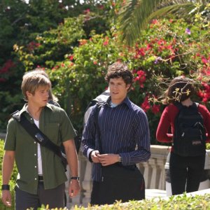 Benjamin McKenzie e Adam Brody si dirigono verso il liceo nell'episodio I sentimenti di The O.C.