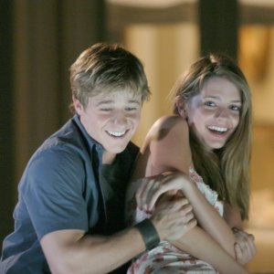 Benjamin McKenzie e Mischa Barton in un momento dell'episodio L'outsider di The O.C.