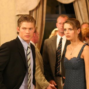 Chris Carmack e Mischa Barton in una scena dell'episodio Una casa sicura di The O.C.