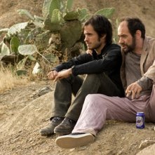 Gael García Bernal con Karra Elejalde nel film Even the Rain