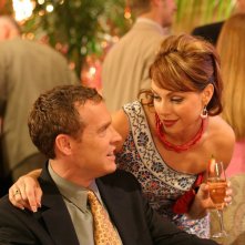 Julie (Melinda Clarke) accanto a Jimmy (Tate Donovan) nell'episodio Una casa sicura di The O.C.