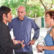 Luis Tosar e Gael García Bernal con la regista Icíar Bollaín sul set del film Even the Rain