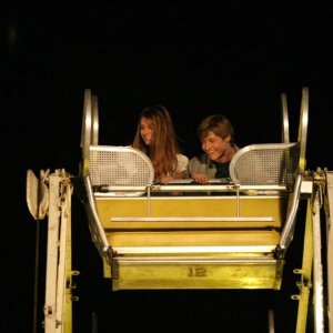Mischa Barton e Benjamin McKenzie guardano verso terra nell'episodio I sentimenti di The O.C.