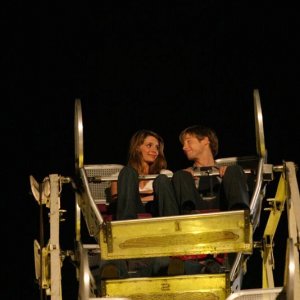 Mischa Barton e Benjamin McKenzie sulla ruota panoramica nell'episodio I sentimenti di The O.C.