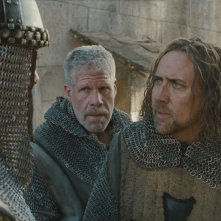 Ron Perlman con Nicolas Cage in una scena di Season of the Witch