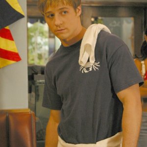 Ryan (Benjamin McKenzie) lavora al Crab Shack nell'episodio L'outsider di The O.C.
