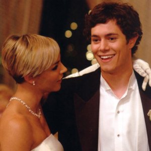 Samaire Armstrong e Adam Brody in una scena dell'episodio Il ballo di The O.C.