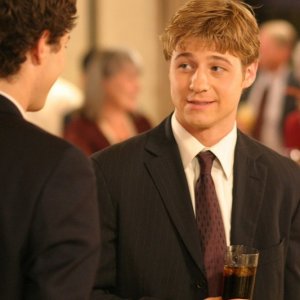 Seth (Adam Brody) e Ryan(Benjamin McKenzie) nell'episodio Una casa sicura di The O.C.
