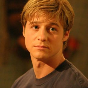 Un primo piano di Benjamin McKenzie nell'episodio L'outsider di The O.C.
