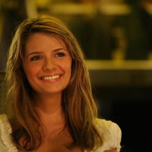 Una sorridente Mischa Barton in una scena dell'episodio I sentimenti di The O.C.
