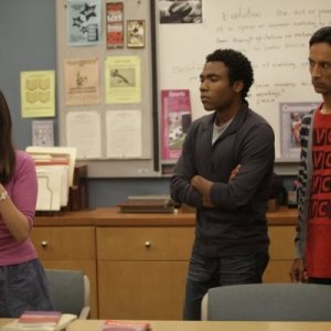 Alison Brie, Danny Pudi e Donald Glover nell'episodio Cooperative Calligraphy di Community
