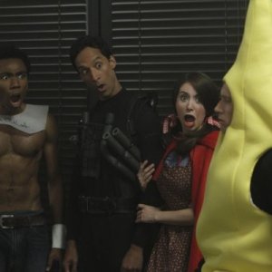 Alison Brie, Danny Pudi e Donald Glover nell'episodio Epidemiology di Community