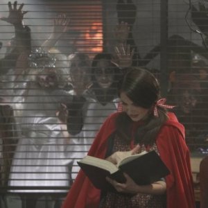 Alison Brie in una scena dell'episodio Epidemiology di Community