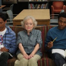 Betty White, Danny Pudi e Donald Glover nell'episodio Anthropology 101 di Community