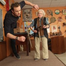 Betty White e Joel McHale nell'episodio Anthropology 101 di Community