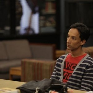 Danny Pudi nell'episodio Cooperative Calligraphy di Community