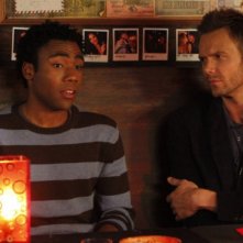 Donald Glover e Joel McHale nell'episodio Mixology Certification di Community