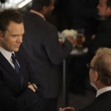 Drew Carey e Joel McHale in una scena dell'episodio The Psychology of Letting Go di Community
