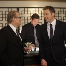 Drew Carey e Joel McHale nell'episodio The Psychology of Letting Go di Community