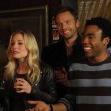 Gillian Jacobs, Donald Glover e Joel McHale nell'episodio Mixology Certification di Community