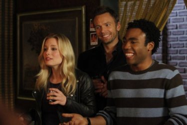 Gillian Jacobs, Donald Glover e Joel McHale nell'episodio Mixology Certification di Community