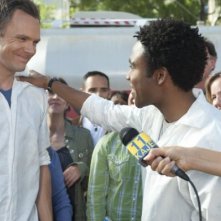 Joel McHale e Donald Glover nell'episodio Basic Rocket Science di Community