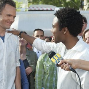 Joel McHale e Donald Glover nell'episodio Basic Rocket Science di Community