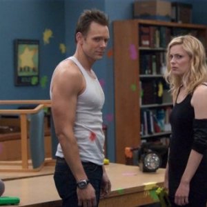 Joel McHale e Gillian Jacobs nell'episodio Modern Warfare di Community