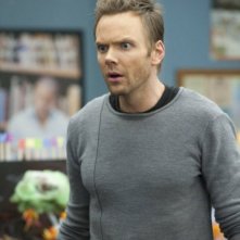 Joel McHale nell'episodio Conspiracy Theories and Interior Design di Community