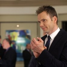 Joel McHale nell'episodio The Psychology of Letting Go di Community