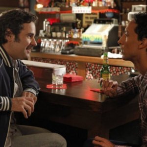 Paul F. Tompkins e Danny Pudi nell'episodio Mixology Certification di Community