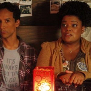 Yvette Nicole Brown e Danny Pudi nell'episodio Mixology Certification di Community