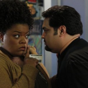 Yvette Nicole Brown e Joe Nunez nell'episodio Mixology Certification di Community