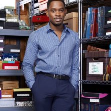 Aml Ameen è Malcolm Davies in una immagine promozionale della serie Harry's Law