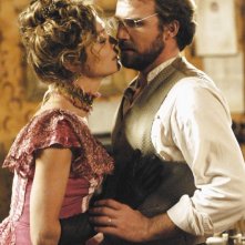 Francesca Cavallin e Danilo Brugia in una scena della serie Rossella