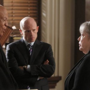 John Beasley, Paul McCrane e Kathy Bates nel pilot della serie Harry's Law