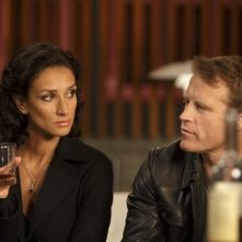 Mark Valley ed Indira Varma nell'episodio The Other Side of the Mall di Human Target