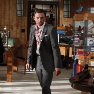 Nathan Corddry, Brittany Snow e Kathy Bates in una scena del pilot della serie Harry's Law