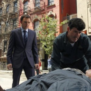 Nathan Corddry e Kathy Bates in una scena del pilot della serie Harry's Law