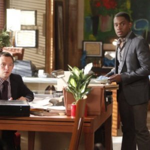 Nathan Corddry ed Aml Ameen in una scena del pilot della serie Harry's Law