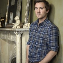 Sam Huntington è Josh in una foto promozionale di Being Human