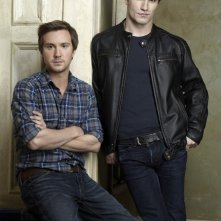 Sam Huntington e Sam Witwer in una foto promozionale di Being Human