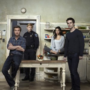 Sam Huntington, Mark Pellegrino, Meaghan Rath e Sam Witwer in una foto promozionale di Being Human