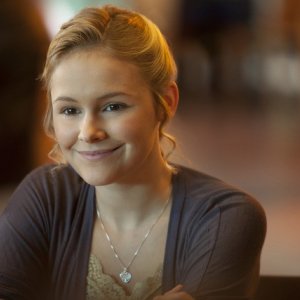 Cassi Thomson in una scena della stagione 5 di Big Love