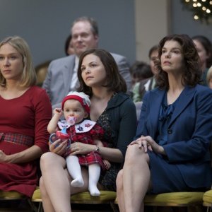 Chloe Sevigny, Ginnifer Goodwin e Jeanne Tripplehorn in una scena della stagione 5 di Big Love