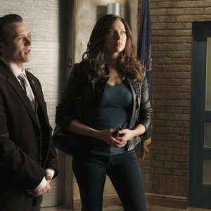 Laura Prepon e Seamus Dever nell'episodio Nikki Heat in Castle