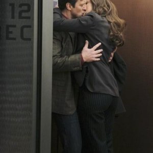 Nathan Fillion e Laura Prepon nell'episodio Nikki Heat in Castle